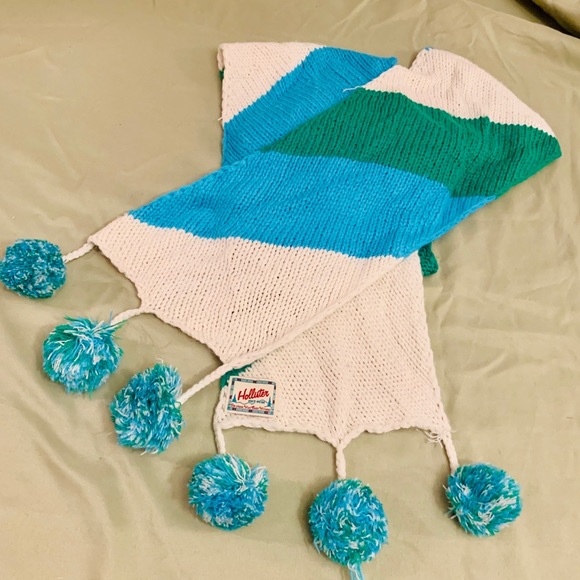 Hollister Super warm and comfy scarf! - Picture 2 of 5